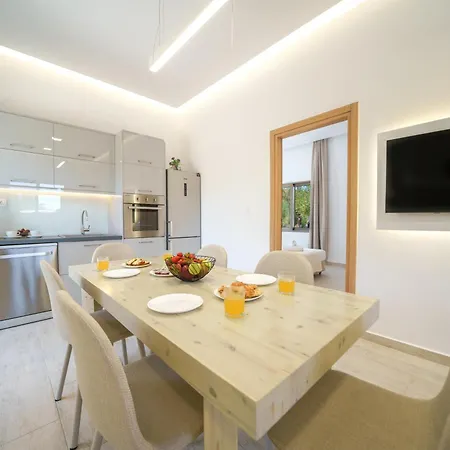 Marian With Private Swimming Pool & Jacuzzi
