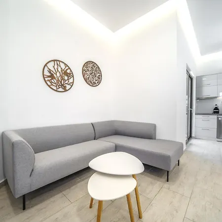 Marian With Private Swimming Pool & Jacuzzi Villa