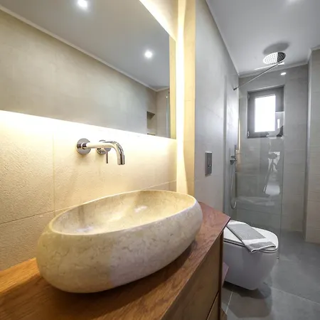 Marian With Private Swimming Pool & Jacuzzi