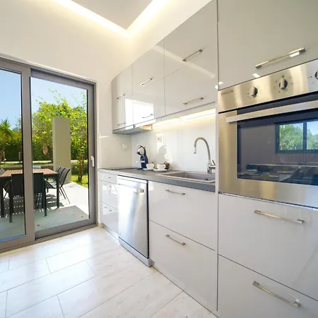 Villa Marian With Private Swimming Pool & Jacuzzi