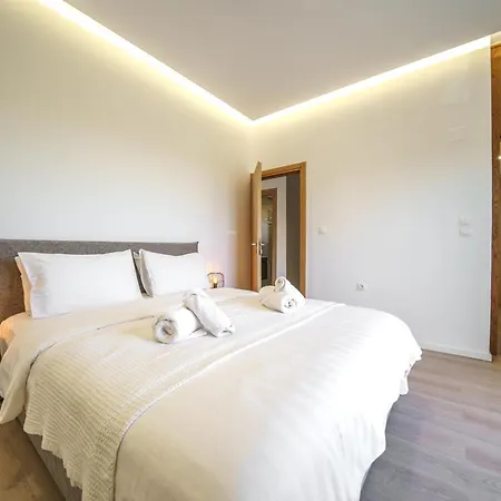 Marian With Private Swimming Pool & Jacuzzi Villa *