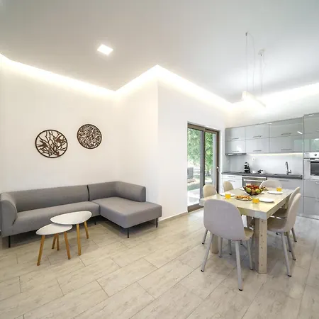 Villa Marian With Private Swimming Pool & Jacuzzi *