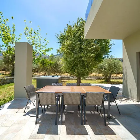 Marian With Private Swimming Pool & Jacuzzi *