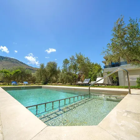 Marian With Private Swimming Pool & Jacuzzi