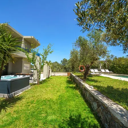 Marian With Private Swimming Pool & Jacuzzi