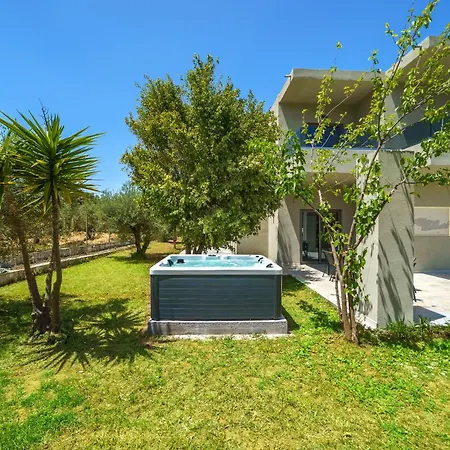 Marian With Private Swimming Pool & Jacuzzi Villa *